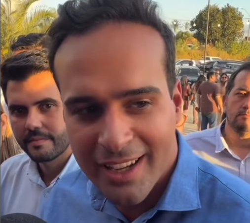 Governador em exercício, Lucas Ribeiro chega com Hugo Motta e Nabor à festa de Adriano e nega intenção de evitar adversários