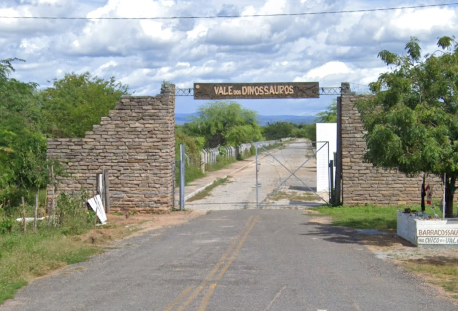 Incêndio atinge vegetação no Vale dos Dinossauros, em Sousa e força suspensão de visitas Incêndio atinge vegetação no Vale dos Dinossauros, em Sousa e força suspensão de visitas