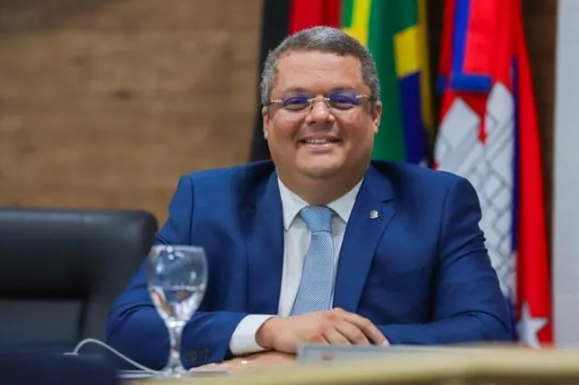 Câmara de Cabedelo dá posse a Edvaldo Neto como prefeito interino: “Não haverá caça às bruxas”