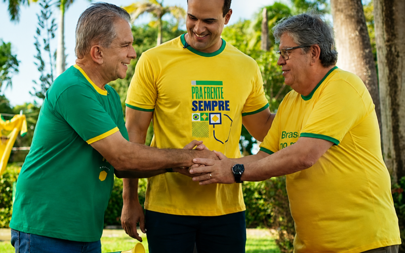 Lucas, João e Nabor aproveitam estreia do Brasil na Copa, gravam vídeo juntos e afastam rumores de afastamento