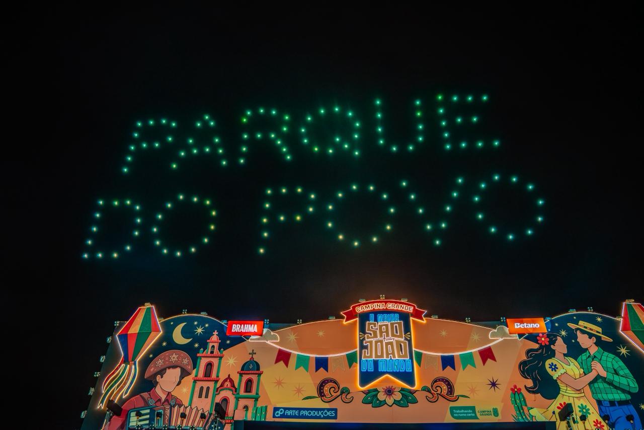 Show de drones escrevendo PARQUE DO POVO no céu durante abertura do São João de Campina Grande 2026