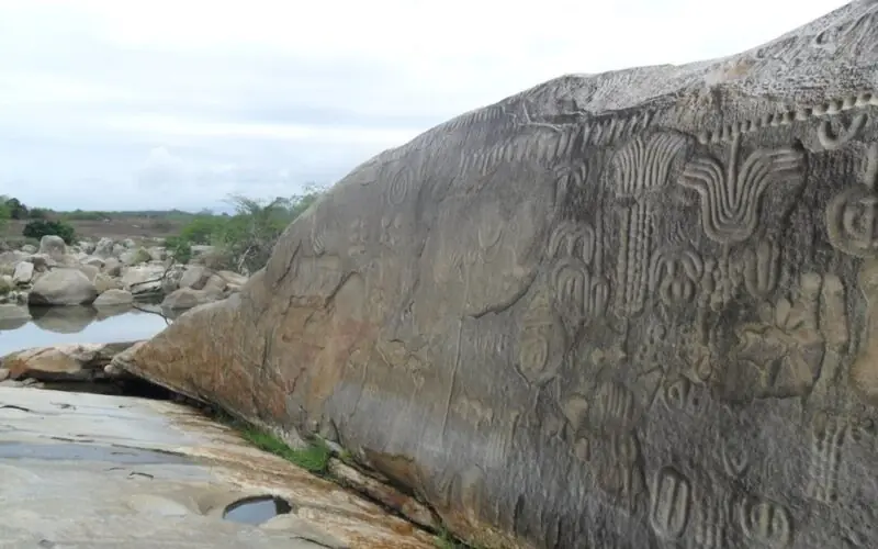 Enigmas milenares na Pedra do Ingá: estudo aponta possíveis origens e reforça urgência da preservação do patrimônio