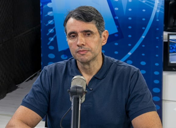 Mesmo sendo do MDB, André Gadelha diz que João e Nabor não agregam a Lula e que só Veneziano fortalece presidente na PB