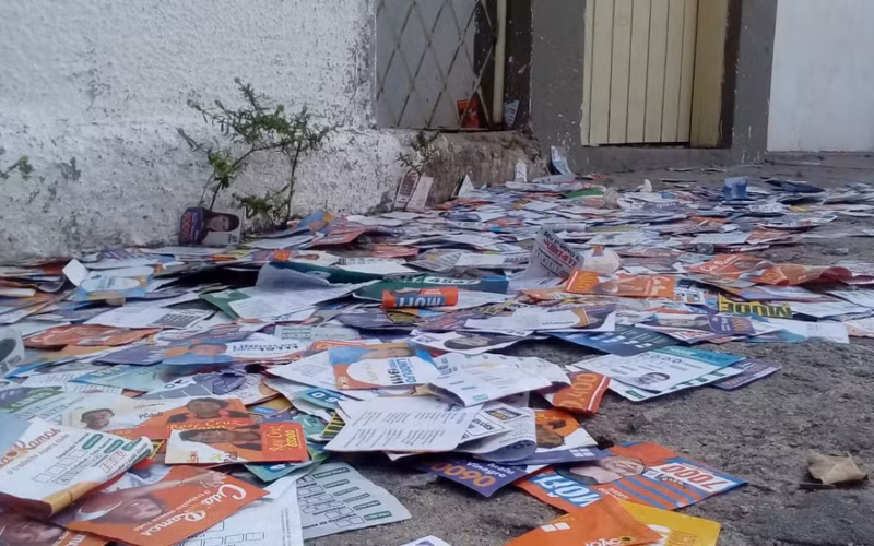 MP Eleitoral entra na Justiça contra 10 candidatos por derramamento de santinhos em oito cidades na PB